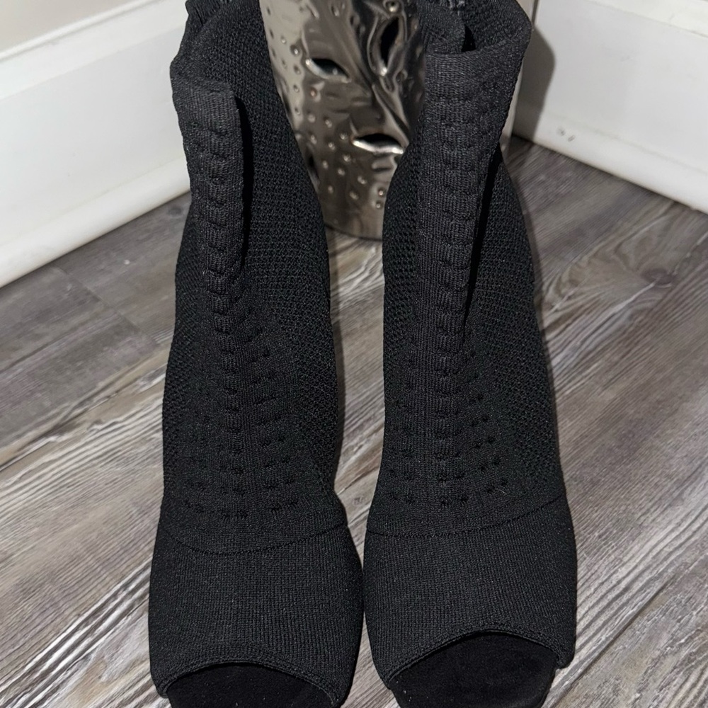 Wide foot friendly ankle booties 🖤
